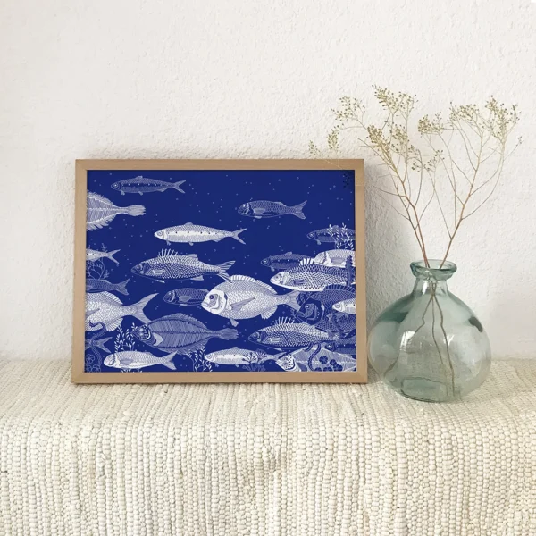 Lámina Atlántico Blue de Ana de Lima con peces blancos ilustrados sobre fondo azul intenso, burbujas y algas marinas.