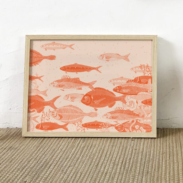 Lámina Atlántico Red de Ana de Lima con peces ilustrados en color coral sobre fondo claro, en composición marina decorativa.