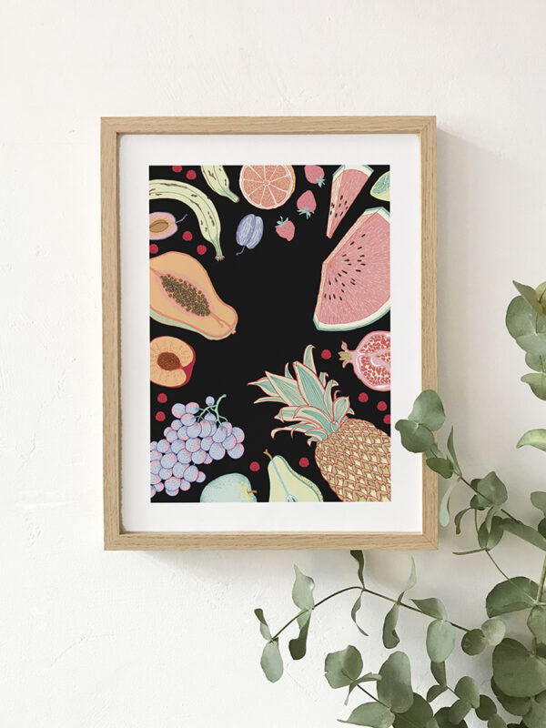 Lámina Fruits Market Vertical de Ana de Lima con frutas ilustradas sobre fondo negro: sandía, piña, uvas, papaya, plátano, naranja, fresas, granada y pera.