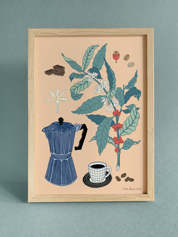 Lámina Coffe Time Peach de Ana de Lima con cafetera italiana azul, taza de café, planta del café con frutos rojos y granos sobre fondo melocotón.