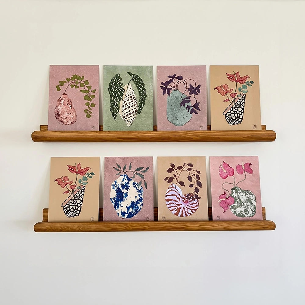 postales que muestran flores y plantas en jarrones cerámica - ilustración inspiración japonesa
